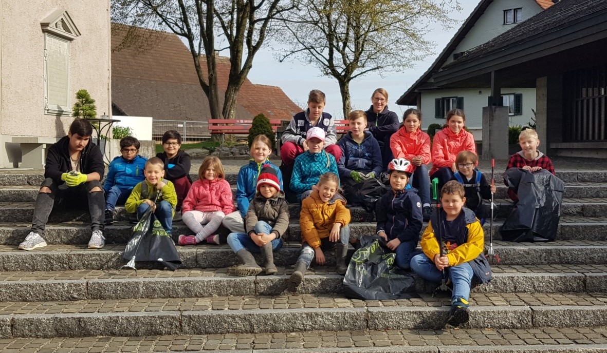 V.L.: Vincenz, Ben Rion, Florian, Flurina, Giuliana, Ruan, Adriana (Helferin), Ylvi Espen, Devora, Desirée, Adriana, Anrai v.R.: Päuli, Carli, Mattia und Andrin (auf dem Bild fehlen, Evi und Daniel), Foto Evi Gwerder