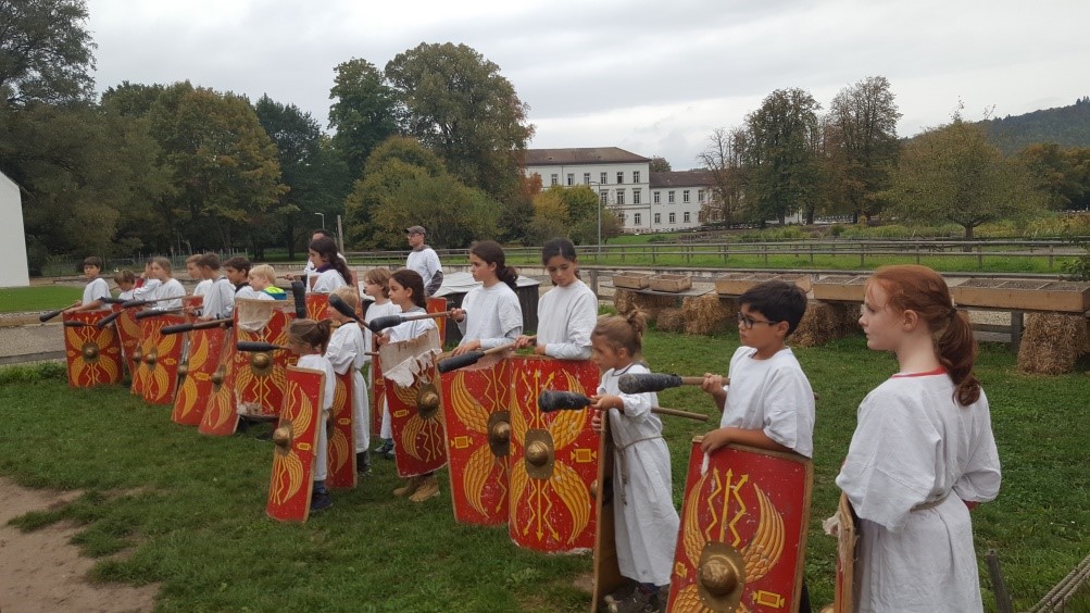 Auf dem Uebungsfeld mit Schild und Pila