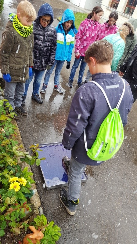 Die ältere Gruppe beim Schuh-Desinfektionsbad, Foto Evi Gwerder