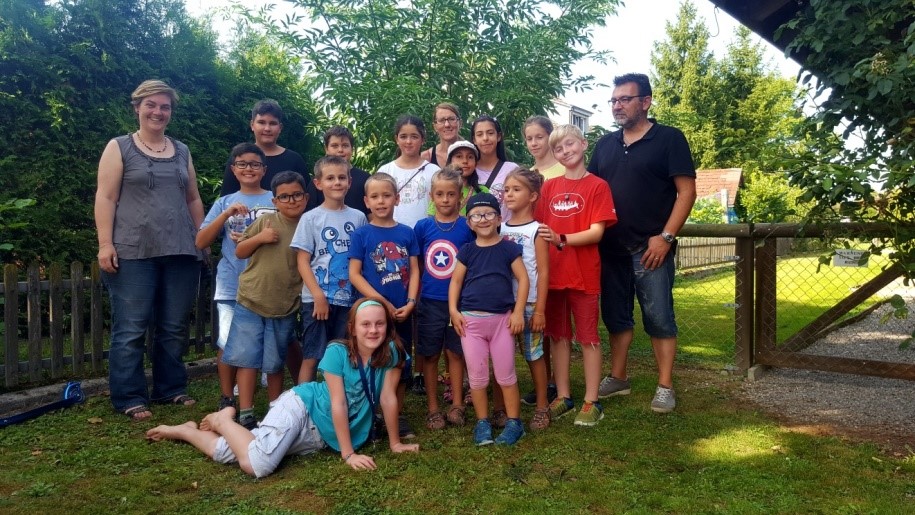 Hintere Reihe: Evi, Vincenz, Andro, Devora, Adriana, Jasmin, Valerie, Daniel / 2.Reihe: Rion Ben, Kian, Florian, Carli, Meli, Päuli, Anrai / Vorne: Norah und Adriana